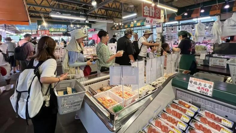 日本十八线县城,挤满了抢生蚝的中国人